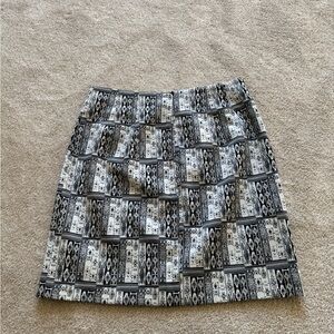 Black and white patterned skirt with zipper closure and pockets #skirtgoals